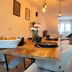 Schlossberg Residences - Design City-apartment Im Herzen Der Weinstrasse Apartment